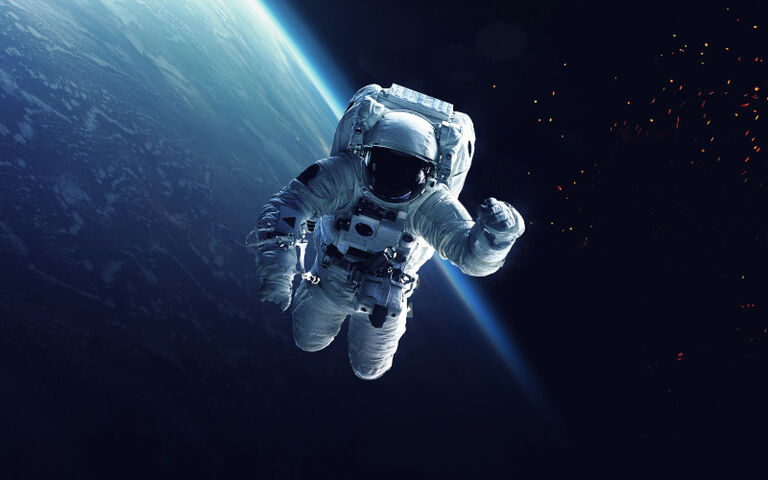 Un astronaute dans l'espace avec la lune et l'atmosphère en arrière-plan.